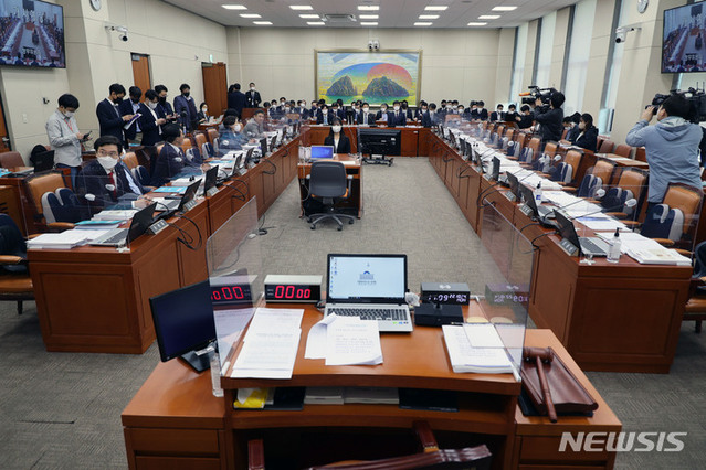 24일 서울 여의도 국회 정무위원회에서 열린 종합 국정감사가 더불어민주당 의원들의 불참으로 시작이 지연되고 있다. ⓒ뉴시스