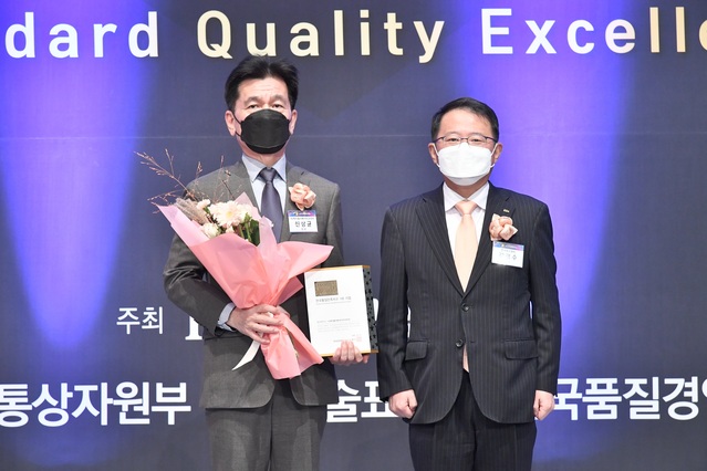 ▲ 신상균(왼쪽) TK엘리베이터 천안공장장과 강명수 한국표준협회장이 ‘2022 한국품질만족지수 인증 수여식’에서 기념촬영을 하고 있다. ⓒTK엘리베이터