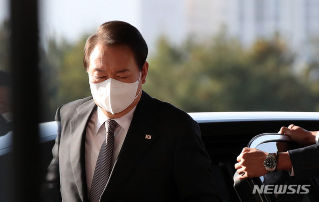 ▲ 윤석열 대통령이 24일 서울 용산 대통령실 청사로 출근하고 있다. ⓒ뉴시스