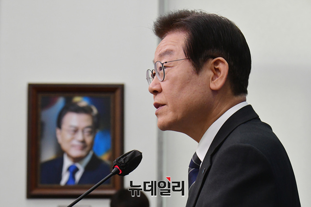 ▲ 이재명 더불어민주당 대표가 지난 21일 오전 국회에 당 대표실에서 특별기자회견을 갖고 대장동 의혹 특검을 제안을 하고 있다. ⓒ이종현 기자