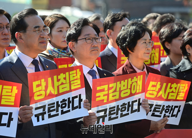 ▲ 박홍근 더불어민주당 원내대표를 비롯한 소속 의원들이 24일 오전 서울 용산 대통령집무실 앞에서 검찰의 민주연구원 압수수색에 반발해 윤석열 정부를 규탄하는 긴급 기자회견을 갖고 있다. ⓒ정상윤 기자