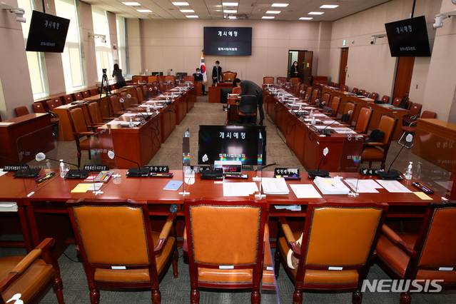▲ 24일 서울 여의도 국회 법제사법위원회에서 열린 종합 국정감사가 연기돼 의원 및 피감기관 관계자들의 자리가 비어있다.ⓒ뉴시스