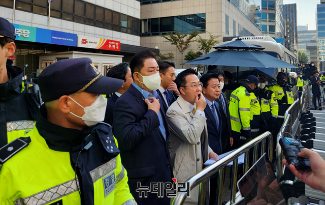 ▲ 박성준 더불어민주당 대변인이 24일 서울 여의도 더불어민주당사 앞에서 검찰의 민주연구원 압수수색 관련 입장을 밝히고 있다. ⓒ안선진 기자