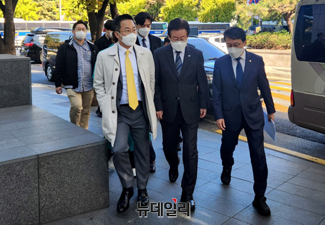 ▲ 24일 오전 이재명 더불어민주당 대표(오른쪽에서 두 번째)와 박성준 민주당 대변인 등이 검찰의 압수수색을 받고 있는 서울 여의도 민주당사로 들어서고 있다. ⓒ안선진 기자