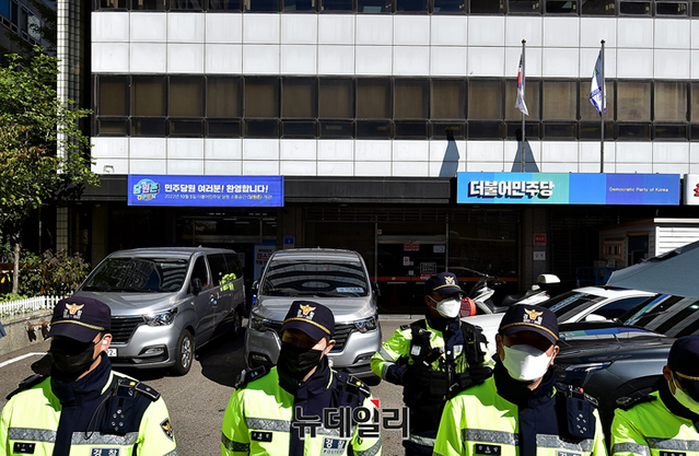 ▲ 검찰이 24일 오후 김용 민주연구원 부원장의 근무지인 민주연구원을 압수 수색하고 있다.ⓒ정상윤 기자