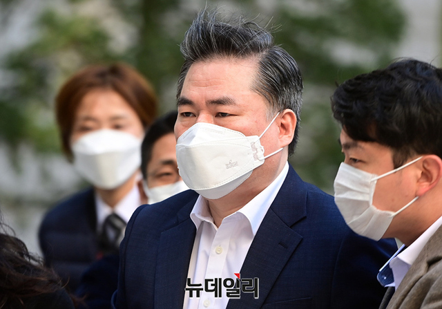 ▲ 유동규 전 성남도시개발공사 본부장이 24일 오전 서울 서초구 서울중앙지법에서 열린 공판에 출석하기 위해 법원으로 입장하고 있다. ⓒ정상윤 기자