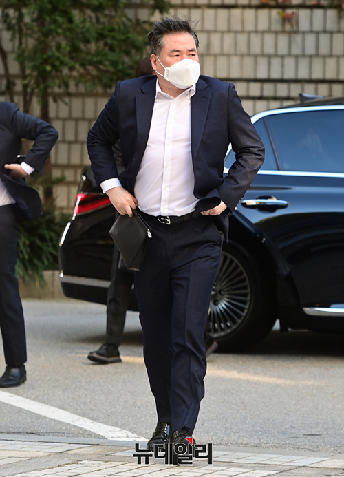 ▲ 유동규 전 성남도시개발공사 본부장이 24일 오전 서울 서초구 서울중앙지법에서 열린 공판에 출석하기 위해 법원으로 입장하고 있다. ⓒ정상윤 기자