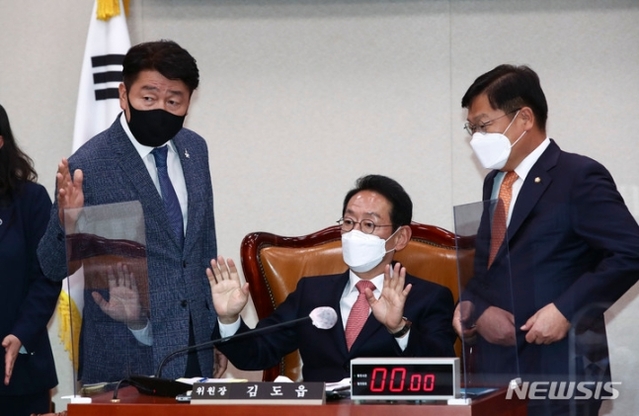 ▲ 김도읍 국회 법사위 위원장이 24일 서울 여의도 국회에서 열린 법제사법위원회의 법무부, 법제처, 감사원, 고위공직자범죄수사처, 헌법재판소, 대법원에 대한 국정감사 종합감사에서 국회 법사위 정점식 국민의힘 간사, 기동민 더불어민주당 간사와 대화를 나누고 있다.ⓒ뉴시스