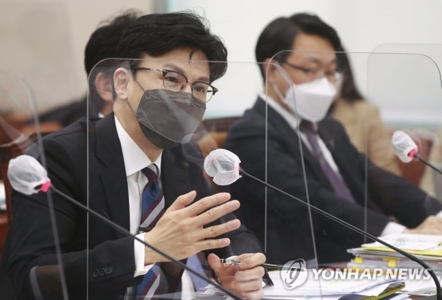 ▲ 한동훈 법무부장관이 24일 국회에서 열린 법사위의 법무부 등 종합국정감사에서 답변하고 있다.ⓒ연합뉴스