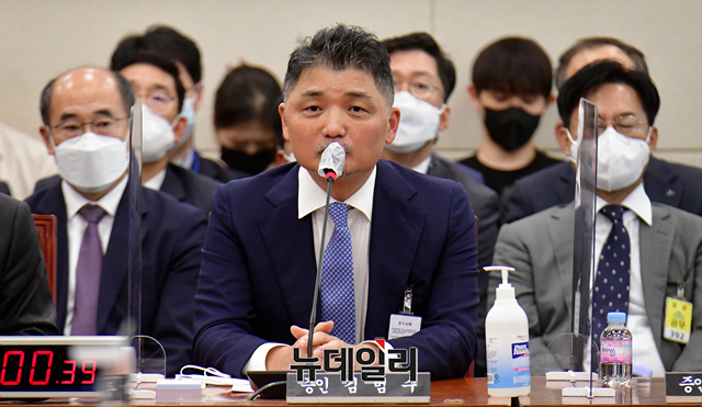 ▲ 김범수 카카오 미래이니셔티브센터장이 24일 국회에서 열린 과학기술정보방송통신위원회의 과학기술정보통신부 및 소관 감사대상기관에 대한 종합감사에 증인으로 출석해 답변하고 있다. ⓒ 이종현 기자