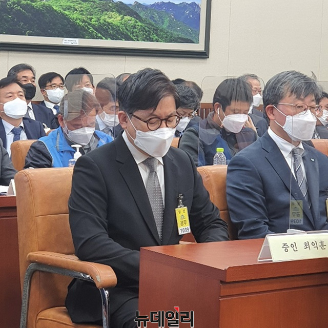 ▲ 최익훈 HDC현대산업개발 대표가 국정감사 현장에서 답변 준비를 하고 있다. ⓒ성재용 기자