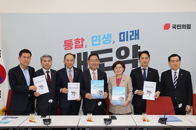 ▲ 왼쪽부터 이강덕 시장, 이종섭 국방부 장관, 추경호 경제부총리, 주호영 국민의힘 원내대표, 김정재 국회의원, 김병욱 국회의원, 이창양 산업통상자원부 장관.ⓒ포항시