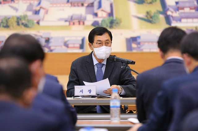 ▲ 주낙영 시장은 24일 확대간부회의에서 공무원이 아닌 시민들과 경주를 찾는 관광객 입장에서 시정을 살피는 ‘역지사지 행정’이 필요하고 강조하고 있다.ⓒ경주시