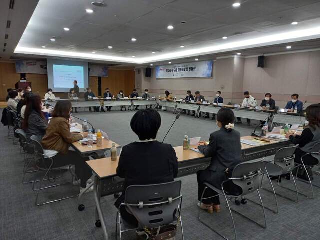 ▲ 대구시는 (재)대구테크노파크와 함께 학교급식 유통을 희망하는 업체 관계자, 학교급식유통 전문가, 초·중·고 영양교사 등 50여 명이 참석한 가운데 10월 22일 엑스코에서 ‘학교급식 유통 제품 홍보 및 상담회’를 개최했다.ⓒ대구시