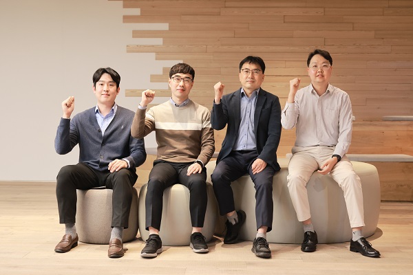 ▲ (사진 왼쪽부터) 한화생명 영업추진팀 김도형 과장, IT운영팀 김창완 파트장, 영업추진팀 신종연 파트장, IT운영팀 채경훈 과장 ⓒ한화생명