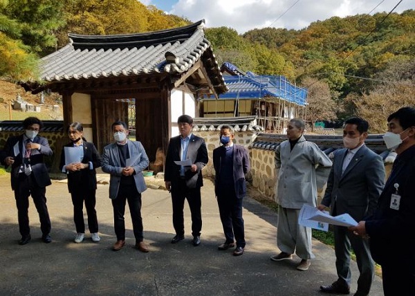 ▲ 대전 중구의회 행정자치위원회의 증암사·여경암 문화재 현장 점검 장면.ⓒ중구의회