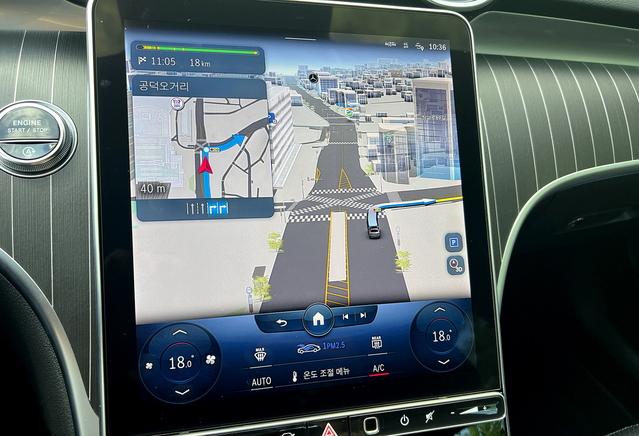 ▲ S클래스에 반영됐던 11.9인치 세로형 디스플레이 모습. ⓒ김재홍 기자