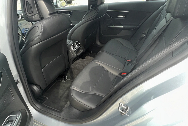 ▲ C200의 뒷좌석은 여유로운 편이었다. ⓒ김재홍 기자