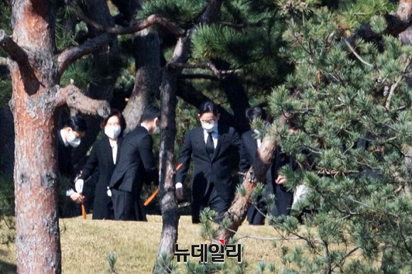 ▲ 이재용 삼성전자 부회장 등 가족들이 참석한 가운데 25일 오전 11시 수원 선영에서 고(故) 이건희 삼성그룹 회장의 2주기 추도식이 진행됐다.ⓒ뉴데일리