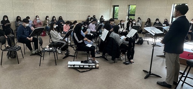 ▲ 세종시립청소년교향악단이 지난 22일 세종문화예술회관 공연장에서 첫 연습을 하고 있다.ⓒ세종시