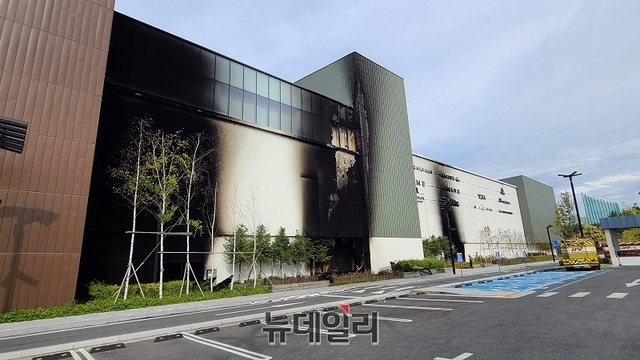 ▲ 현대아울렛 대전점이 화재로 지상 건물이 검게 그을려 있다.ⓒ뉴데일리 D/B