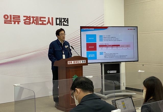 ▲ 한선희 대전시 시민안전실장이 25일 시청에서 현대아울렛 화재참사 종합대책과 관련해 기자회견을 갖고 있다.ⓒ대전시