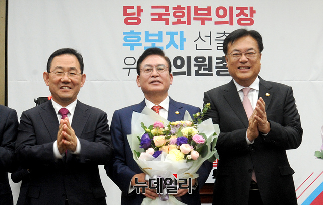 ▲ 국회 부의장 후보자로 선출된 정우택 국민의힘 의원이 25일 국회에서 열린 의원총회에서 기념촬영을 하고 있다.ⓒ이종현 기자