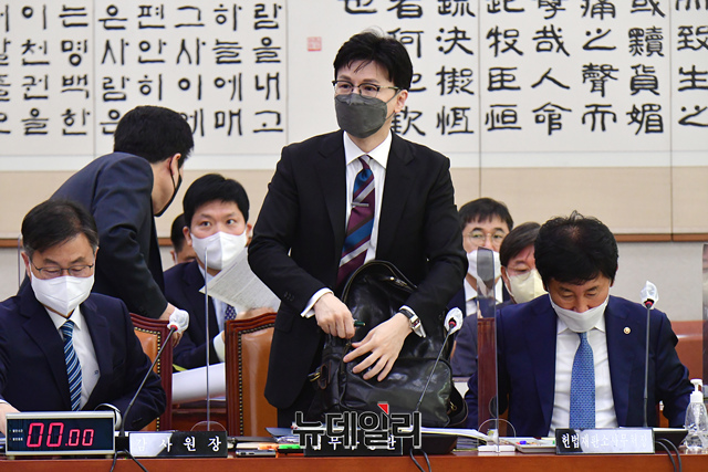 ▲ 한동훈 법무부장관이 지난 24일 오전 국회 법제사법위원회의에서 열린 법무부 등에 대한 종합감사가 연기되자 이석하고 있다.ⓒ이종현 기자