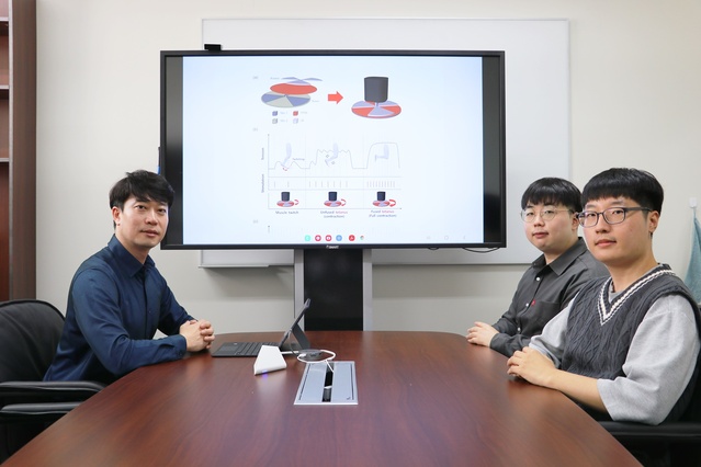 ▲ (왼쪽에서 오른쪽으로) DGIST 로봇및기계전자공학과 이상훈 교수, 강민석, 신희재 석박통합과정생.ⓒDGIST