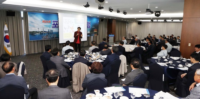 ▲ DGB대구은행(은행장 임성훈)은 25일 오전 포스코 국제관 그랜드볼룸에서 지역 경제 현안을 논의하고, 정도경영을 위한 ESG경영의 일환으로 ‘제20회 포항CEO포럼’을 개최했다.ⓒDGB대구은행