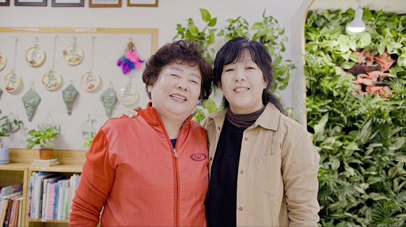 ▲ 39년 3代째 선행 중인 이이순 씨(74, 왼쪽)와 딸 김현미 씨(오른쪽)ⓒLG