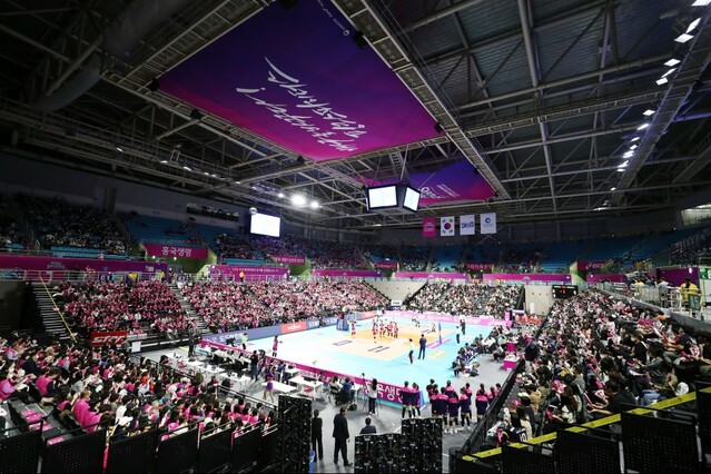 ▲ 태광그룹 임직원들이 25일 인천 삼산월드체육관에서 열린 흥국생명 핑크스파이더스와 페퍼저축은행 AI페퍼스 배구단의 여자프로배구 홈 개막전에서 단체응원을 펼치고 있다. ⓒ태광그룹