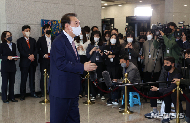 ▲ 윤석열 대통령이 26일 서울 용산 대통령실로 출근하며 취재진 질문에 답하고 있다. ⓒ뉴시스