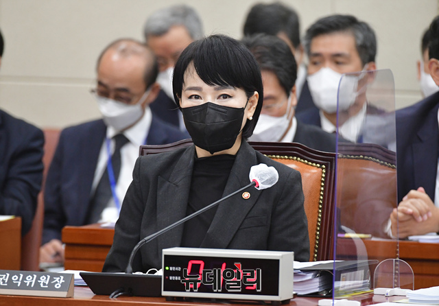 ▲ 전현희 국민권익위원장이 지난 21일 오전 국회에서 열린 정무위원회 국무조정실 등에 관한 국정감사에서 질의를 듣고 있다.ⓒ이종현 기자