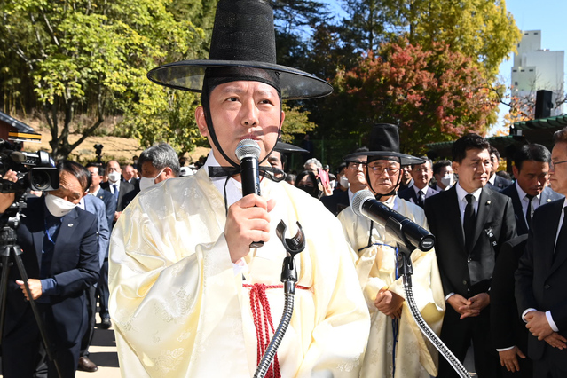 ▲ 김장호 구미시장은 추도사에서 “구미지역을 반도체, 방산, 메타버스 산업을 육성해   모든 역량을 결집해 다시 대한민국의 중심도시로 구미가 우뚝 설 수 있도록 41만 시민의 역량을 결집하겠다”고 약속했다.ⓒ구미시