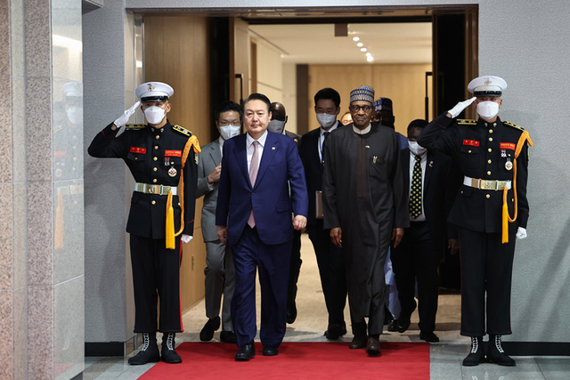 ▲ 윤석열 대통령이 26일 오후 서울 용산 대통령실 청사에서 무하마두 부하리 나이지리아 대통령과 정상회담을 마친 뒤 나서고 있다. ⓒ뉴시스