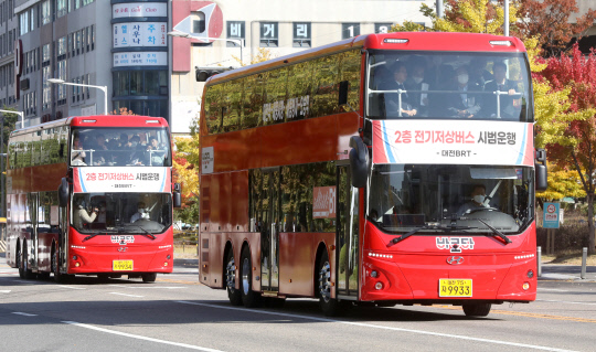 ▲ 대전시는 26일 시청 남문광장에서 BRT 2층 전기저상버스 도입 시승식을 가졌다. 시는 이날부터 전기저상버스 시범운행에 들어갔다.ⓒ대전시