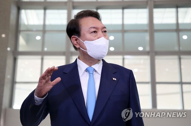 ▲ 윤석열 대통령이 27일 오전 서울 용산 대통령실 청사로 출근, 취재진의 질문에 답하고 있다.ⓒ연합뉴스