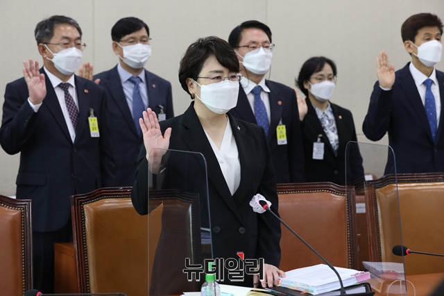 ▲ 김선민 건강보험심사평가원장이 20일 오전 국회에서 열린 보건복지위원회의 국민건강보험공단, 건강보험심사평에 대한 국정감사에서 증인 선서를 하고 있다. ⓒ이종현 기자(사진=공동취재단)