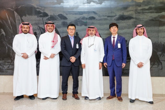 ▲ 롯데정밀화학과 사빅 관계자들이 26일(현지시간) 사우디 리야드 사빅 본사에서 청정 암모니아 공급 계약을 체결했다. ⓒ롯데정밀화학 제공