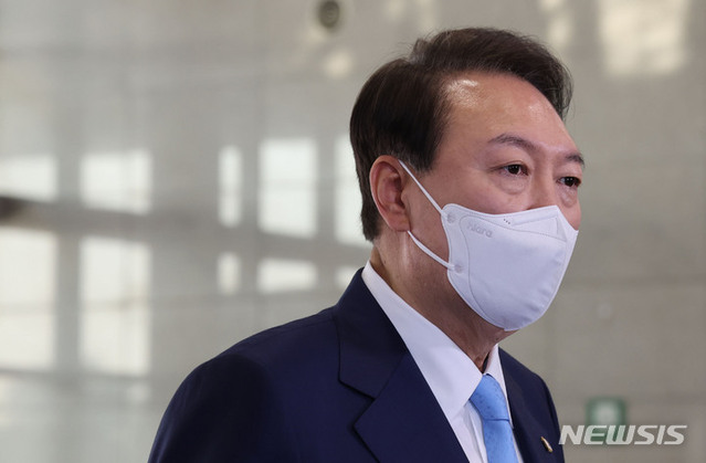▲ 윤석열 대통령이 27일 서울 용산 대통령실 청사로 출근하며 취재진 질문에 답하고 있다. ⓒ뉴시스