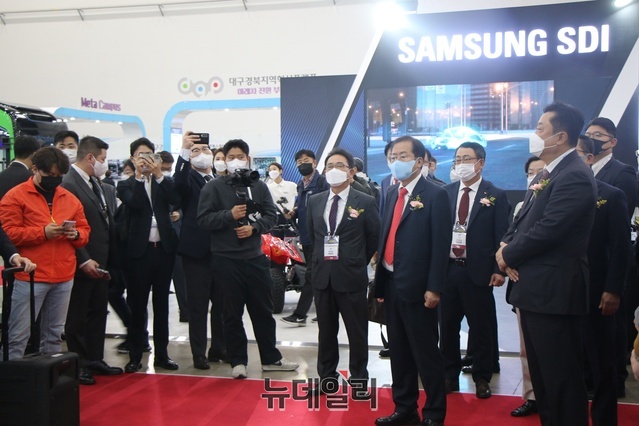 ▲ 홍준표 대구시장이 ‘2022 대구 국제 미래모빌리티엑스포’ 현장을 둘러보고 있다.ⓒ뉴데일리