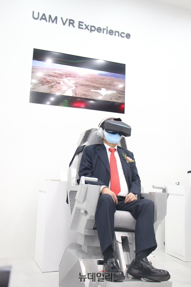 ▲ 홍준표 대구시장이 전기자율차 모의주행을 체험하고 있다.ⓒ뉴데일리