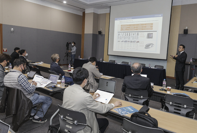 ▲ 고태봉 하이투자증권 리서치본부장이 자율주행 관련 발표를 하는 모습. ⓒ한국자동차기자협회