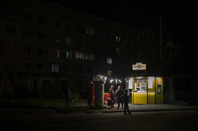 ▲ 어둠 속에 잠긴 우크라이나 키이우의 한 거리. 현재 전력망의 40% 이상을 파괴당한 우크라이나는 계획 정전을 실시하고 있다. ⓒ뉴시스 AP. 무단전재 및 재배포 금지.