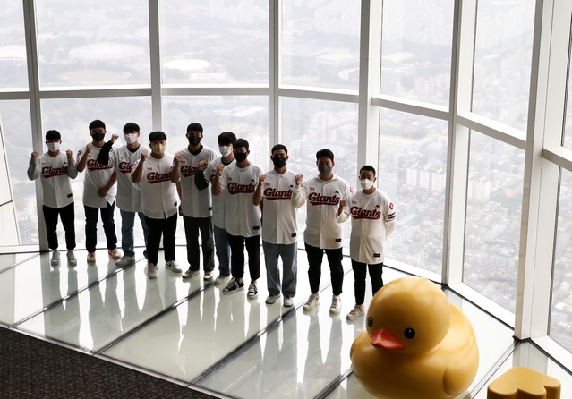 ▲ 롯데지주는 10월 4일 신인 드래프트 선수와 그 가족을 초청하는 2023 롯데자이언츠 루키스 패밀리 데이 진행 등 다양한 행사를 통해 롯데자이언츠에 대한 소속감과 자긍심을 높이고 있다. 사진은 롯데월드타워 전망대 서울스카이를 방문한 2023 롯데자이언츠 신인 드래프트 지명 선수들.ⓒ롯데지주