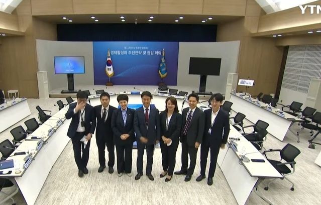 ▲ 대통령실 소속 직원들이 27일 제11차 비상경제민생회의 종료 직후 기념 촬영을 하고 있다. ⓒYTN 방송 캡처