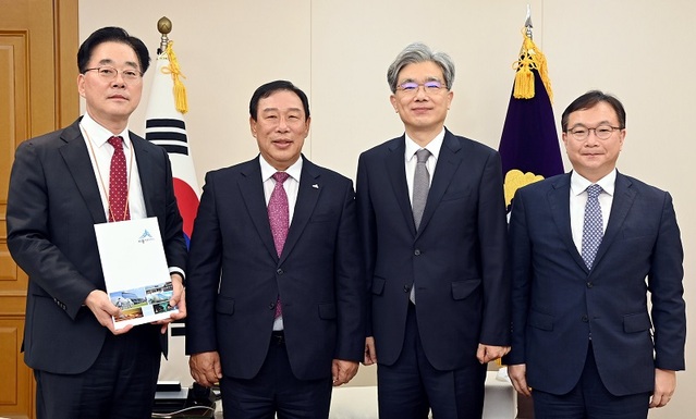 ▲ 최민호 세종시장(왼쪽 두 번째)이 27일 법원행정처를 방문해 김상환 법원행정처장을 만나 세종지방법원과 행정법원 설치의 당위성을 설명하고 기념촬영을 하고 있다.ⓒ세종시