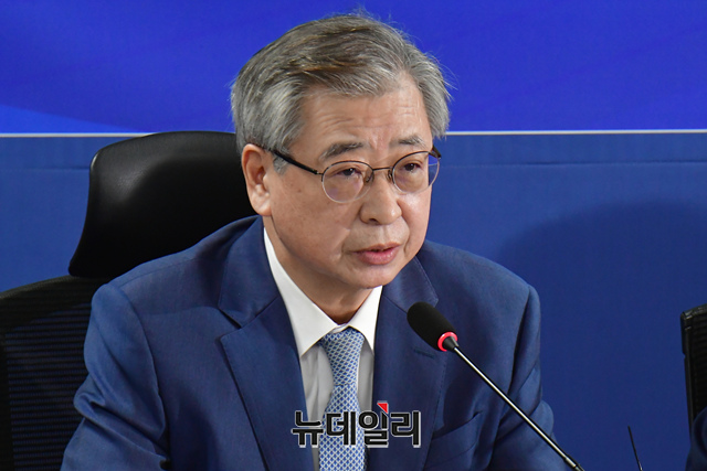 ▲ 서훈 전 국가안보실장이 27일 국회 의원회관에서 더불어민주당 주최로 열린 서해 공무원 피격 사건 및 흉악범죄자 추방 사건 관련 기자회견에서 발언을 하고 있다. ⓒ이종현 기자
