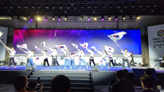 ▲ 이번 행사는 ‘전통에서 미래 교육을 보다: 혁신, 전통 그리고 포용’이라는 주제로 첫날인 25일에는 상임이사도시 회의와 과거‧현재‧미래를 주제로 도산선비문화수련원, 안동시평생학습관, 메이커스페이스를 방문하는 주제탐방으로 시작했다.ⓒ경북도